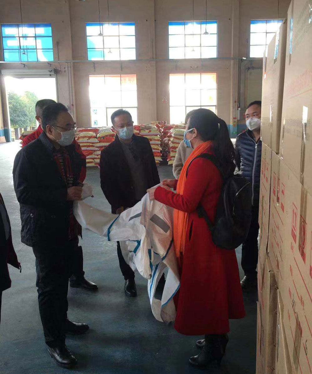 湖南省藥檢局局長及湘潭市藥監(jiān)局局長一行來湖南華大了解口罩、防護服滅菌細節(jié)